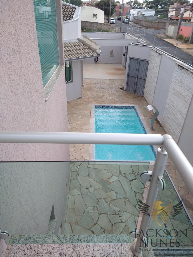 Casa à venda com 4 quartos, 330m² - Foto 1